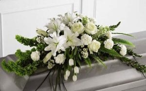 arreglo floral funeral  sobre ataud